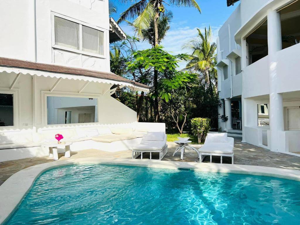 uma piscina no quintal de uma casa em Dream Luxury B&b Watamu em Watamu