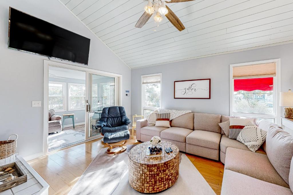 un salon avec un canapé et une télévision dans l'établissement Town of South Bethany --- 90 Mays Way, à South Bethany