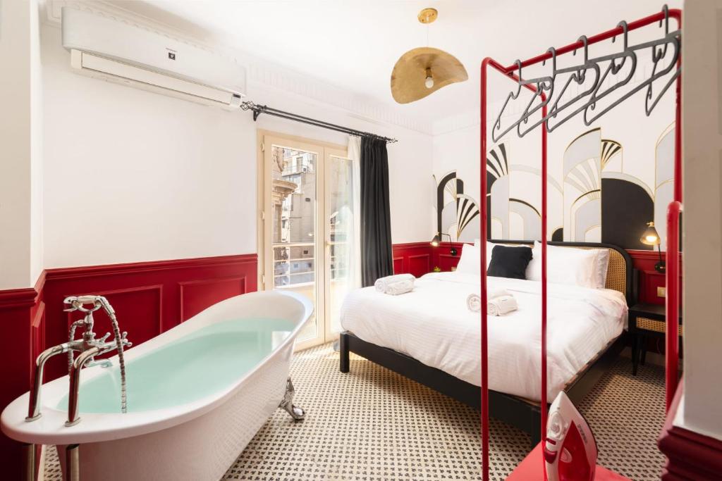 een badkamer met een bed en een bad naast een slaapkamer bij The Red-Hot Retro Studio Cairo's Downtown in Caïro
