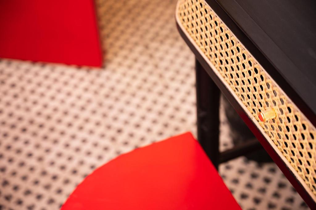 Posezení v ubytování The Red-Hot Retro 2BDR Apt Cairo's Downtown