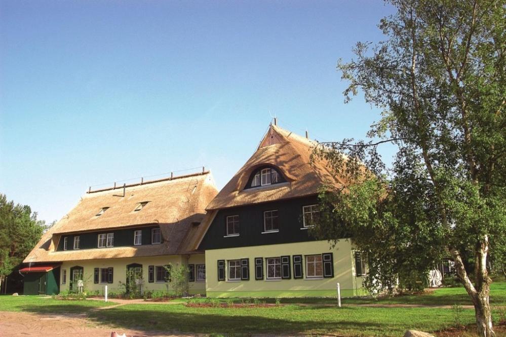 een groot huis met een gambrel dak bij Residenz am Haferland in Wieck