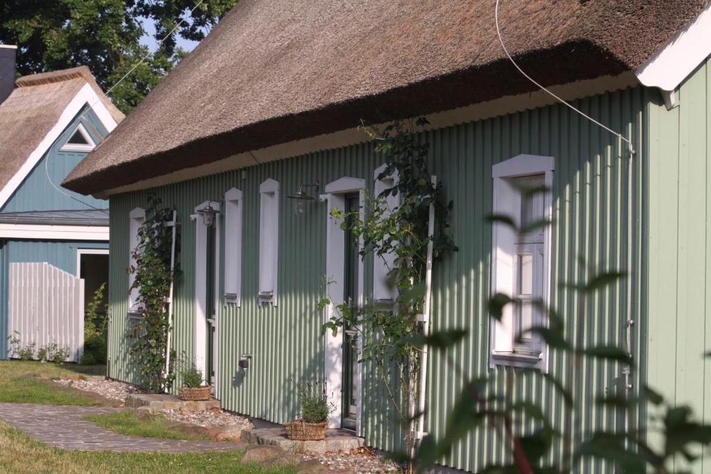 ヴィークにあるAm Trommelplatz - Ferienwohnung 4の茶屋根の緑家