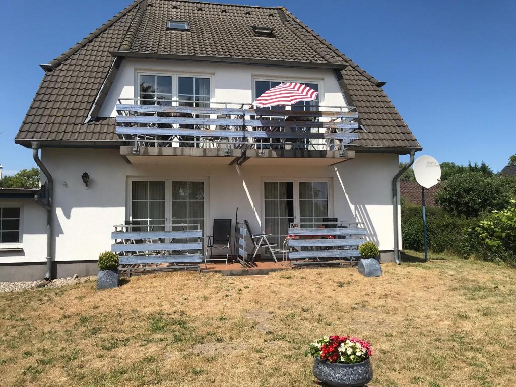 a house with an american flag on the balcony at Pension Martens - Lotte in Wieck