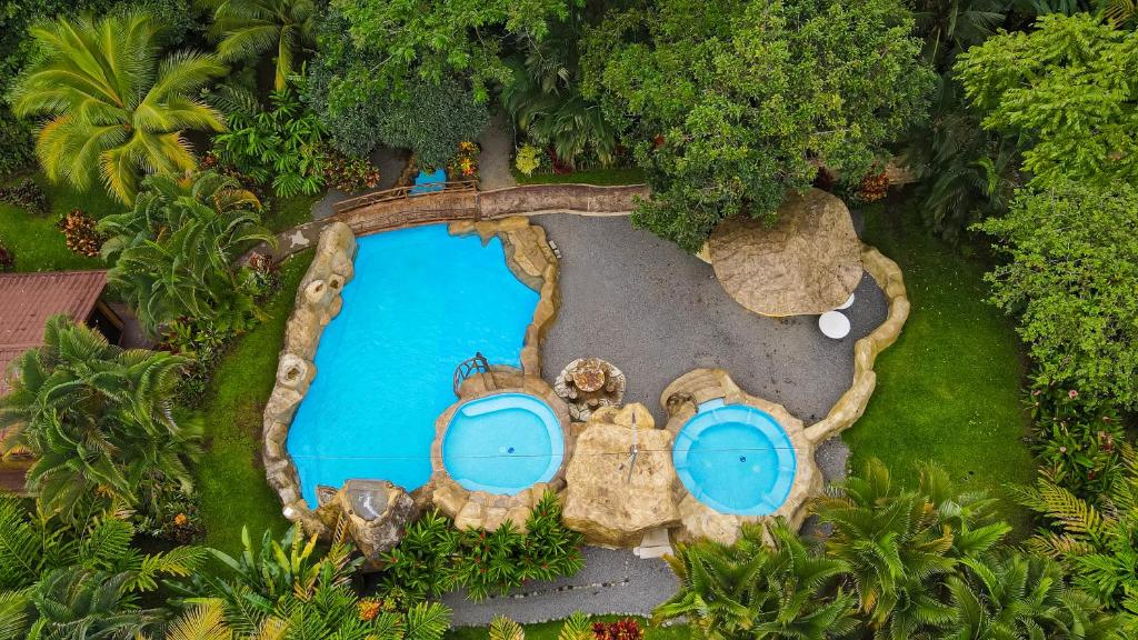 una vista aérea de una piscina en un complejo en Orquideas Boutique Hotel, en Fortuna