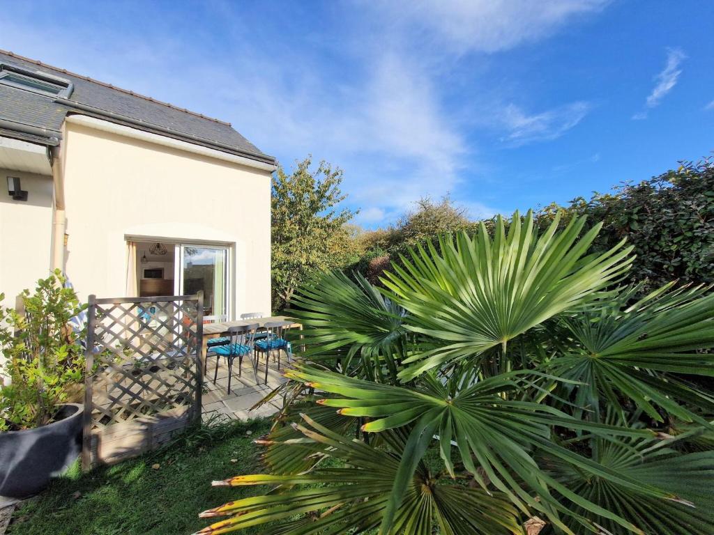 普萊納瓦昂德雷的住宿－Semi-detached house, Pléneuf-Val-André，房屋设有一座带蓝色椅子和植物的庭院