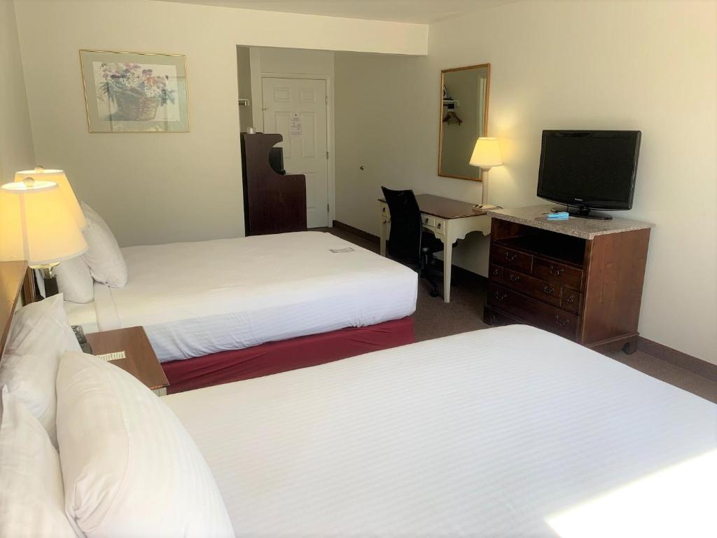 Postel nebo postele na pokoji v ubytování Days Inn by Wyndham Lake Point