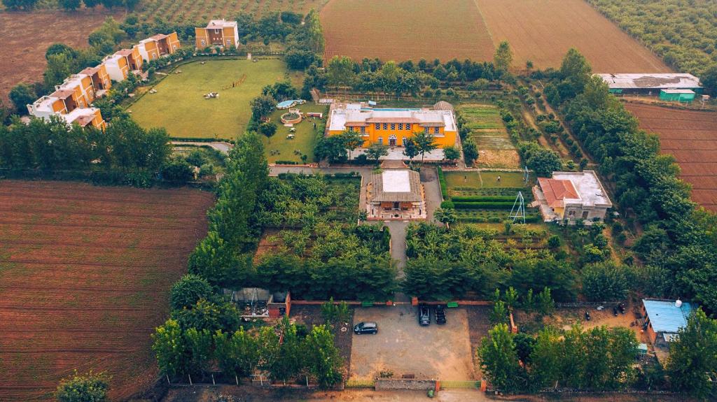 une vue aérienne sur une maison dans un champ dans l'établissement Anantvan Ranthambore By ShriGo Hotels, à Khilchīpur
