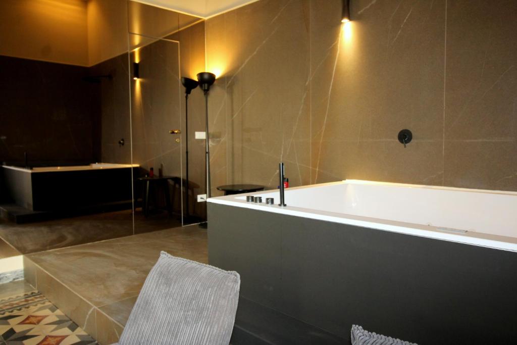 A bathroom at Duomo Housing Catania Le Suites