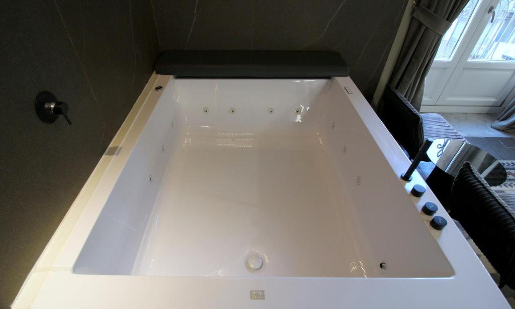 A bathroom at Duomo Housing Catania Le Suites