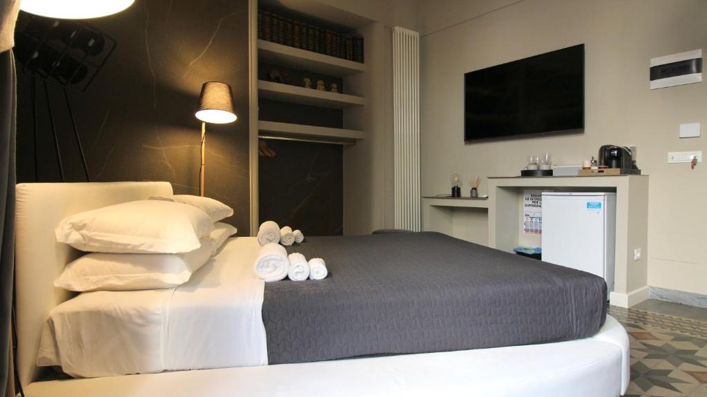 A television and/or entertainment centre at Duomo Housing Catania Le Suites