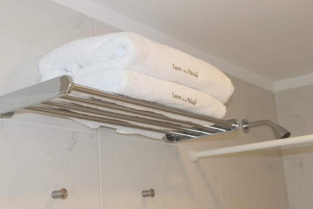 2 ręczniki na wieszaku na ręczniki w łazience w obiekcie Luces de la Paloma w mieście La Paloma