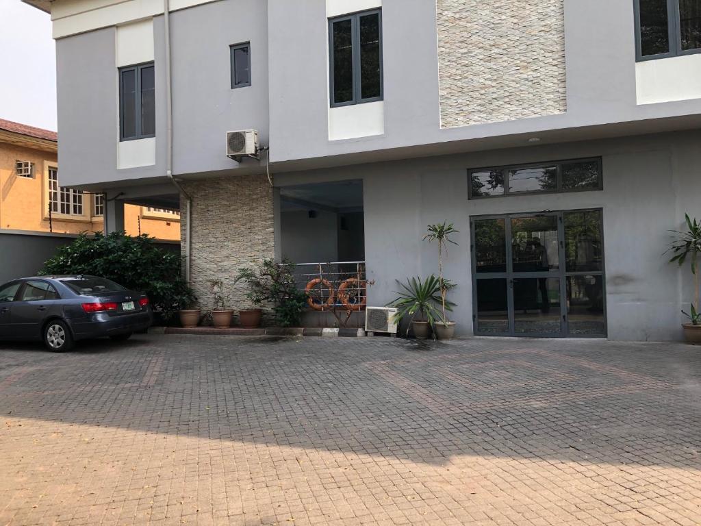 Deluxe  in Lekki Phase 1