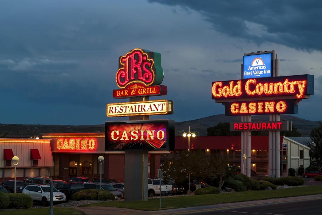 um monte de placas em frente a um restaurante de fast food em Gold Country Inn and Casino by Red Lion Hotels em Elko