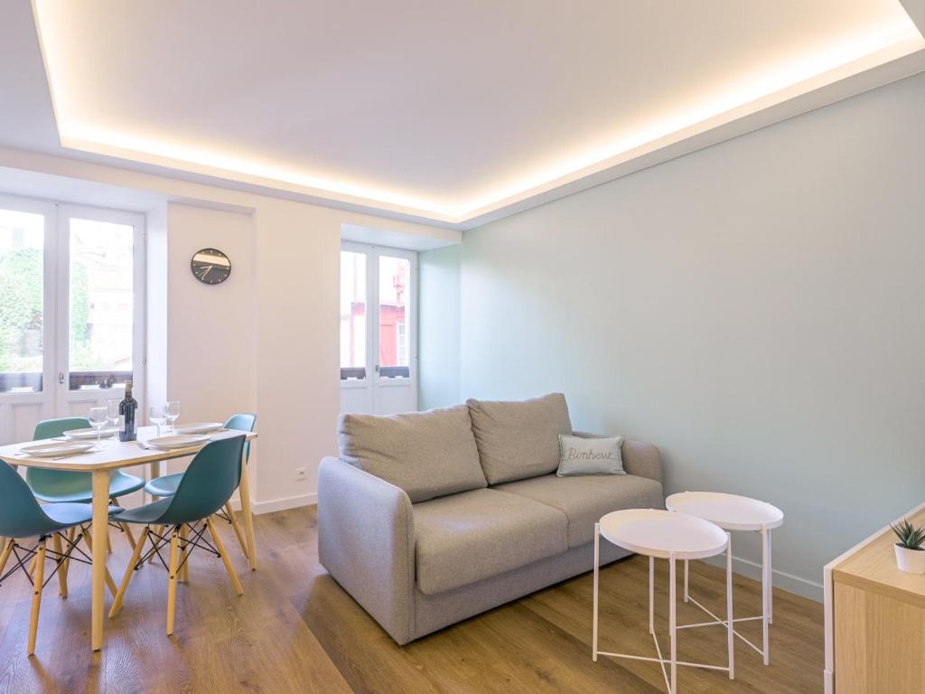 salon z kanapą, stołem i krzesłami w obiekcie Élégant Appartement à St-Jean-de-Luz - Proche Plage & Commerces - FR-1-239-851 w mieście Saint-Jean-de-Luz