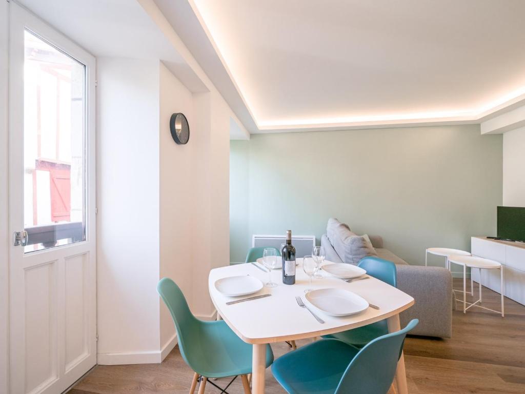 Część wypoczynkowa w obiekcie Élégant Appartement à St-Jean-de-Luz - Proche Plage & Commerces - FR-1-239-851