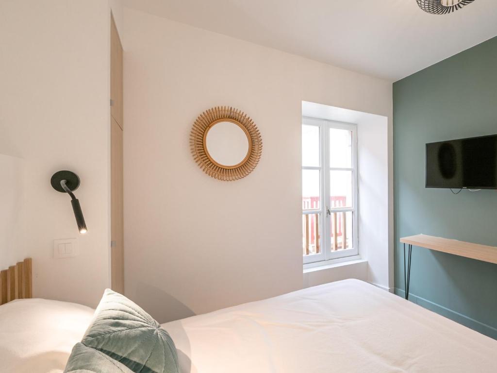 sypialnia z łóżkiem i lustrem na ścianie w obiekcie Élégant Appartement à St-Jean-de-Luz - Proche Plage & Commerces - FR-1-239-851 w mieście Saint-Jean-de-Luz