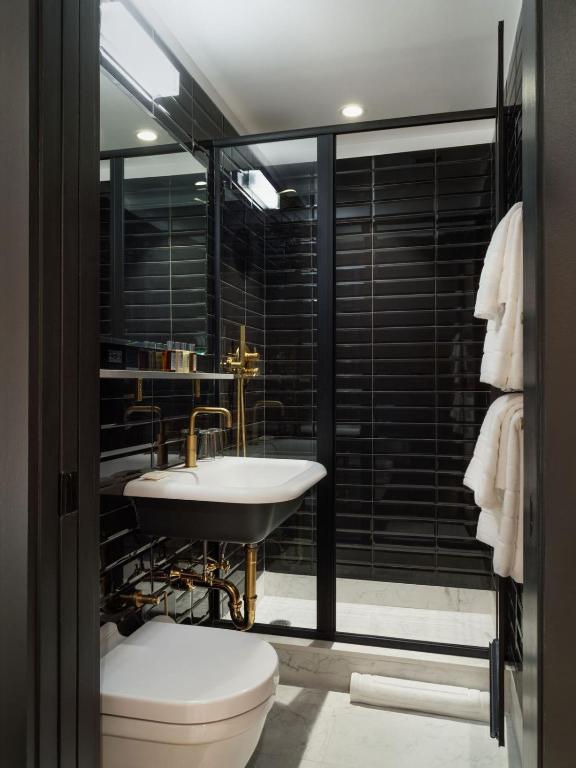 Um banheiro em The Moore, New York City, a Member of Design Hotels