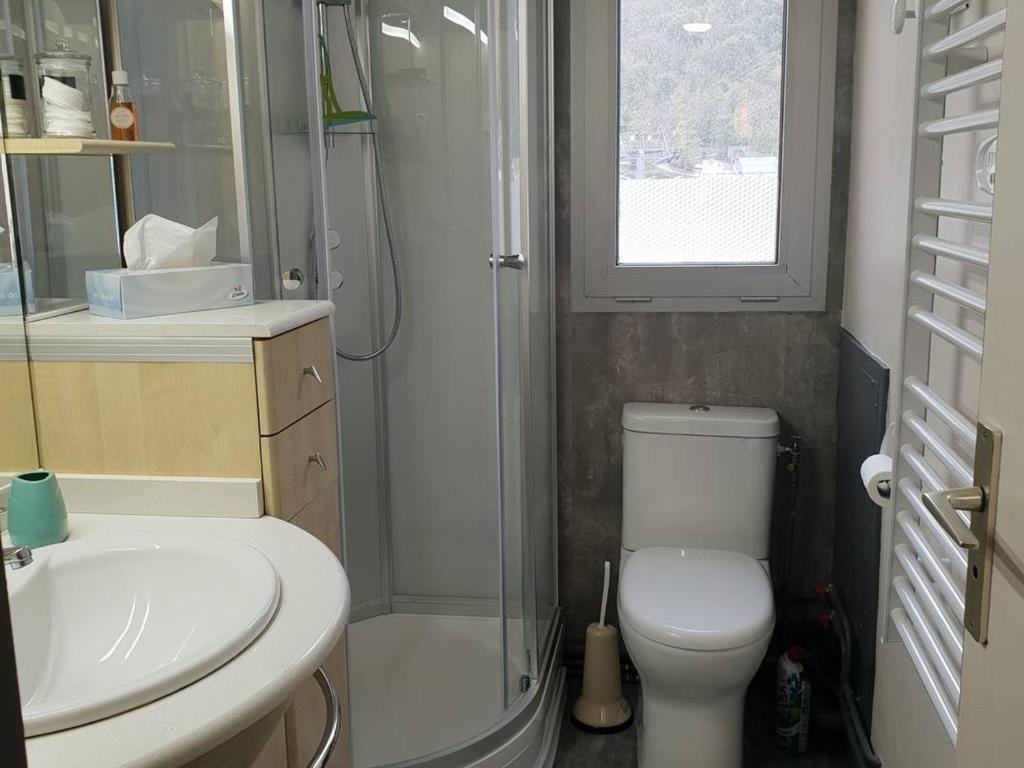 Kúpeľňa v ubytovaní Appartement Duplex pour 6 Pers, Proche Centre, Parking, Balcon Sud - FR-1-234-295