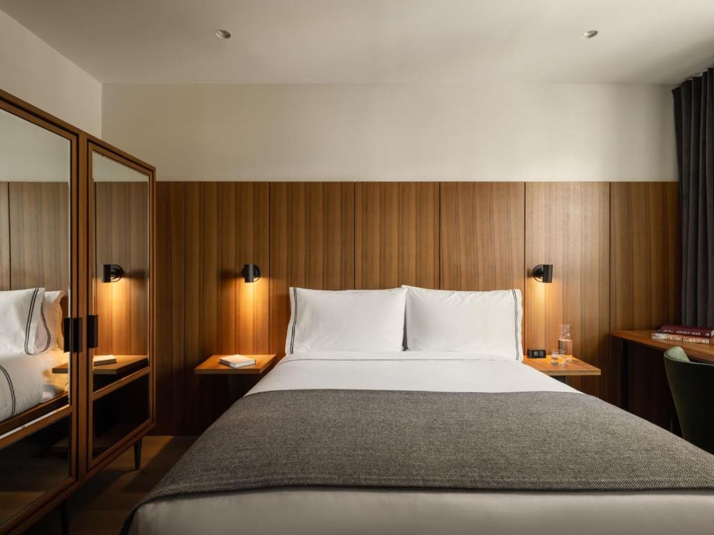 Cama ou camas em um quarto em The Moore, New York City, a Member of Design Hotels