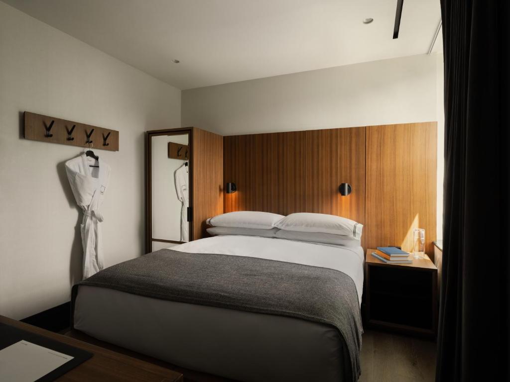 Cama ou camas em um quarto em The Moore, New York City, a Member of Design Hotels