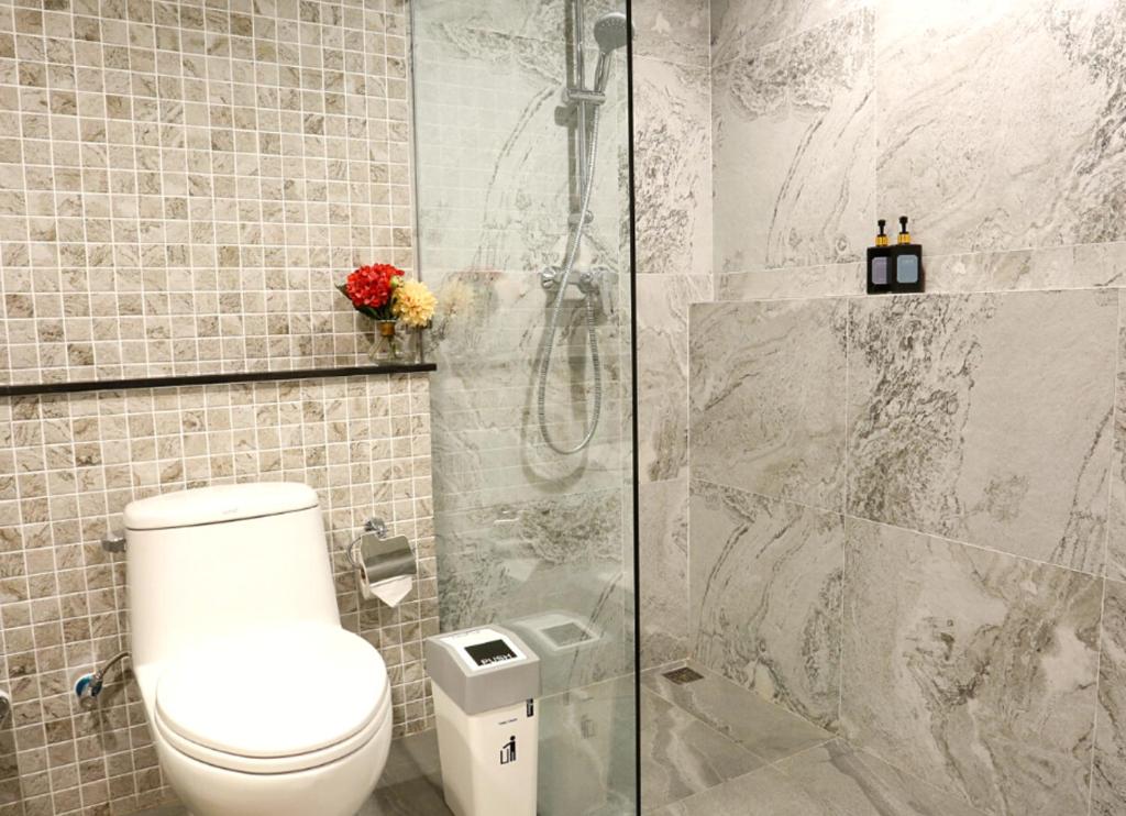Koupelna v ubytování Sann Hotel