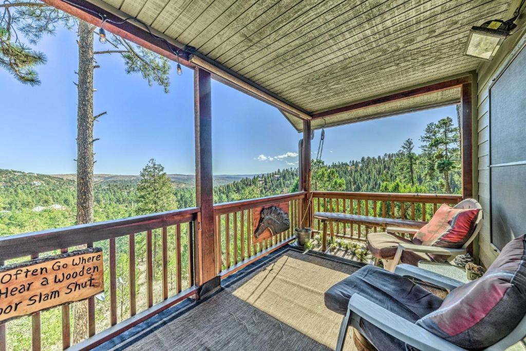 Cozy and Modern Ruidoso Cabin with Stellar Views!, Ruidoso (updated