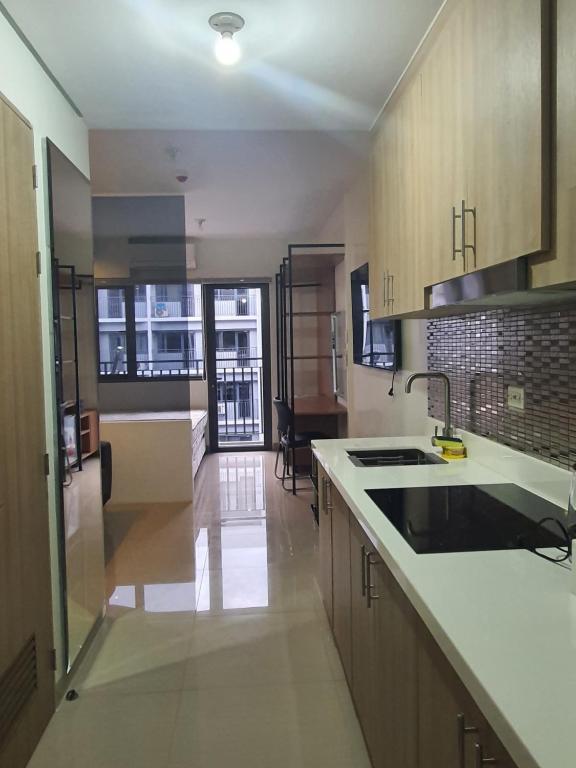 eine Küche mit einer Spüle und einer Arbeitsplatte in der Unterkunft Shore 2 residences condominium in Manila