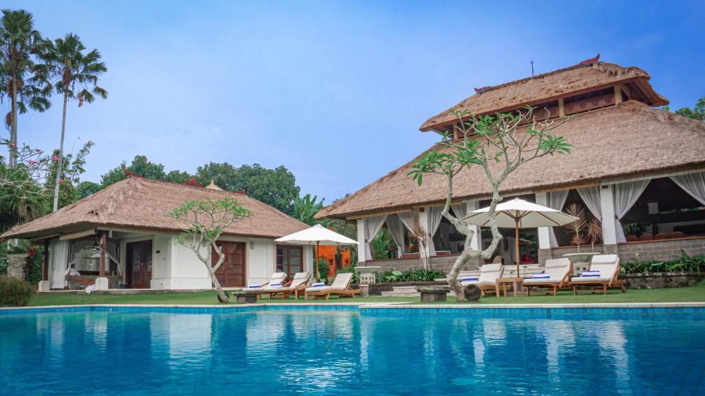 Бассейн в The Lotus Residence by Amerta Experience или поблизости