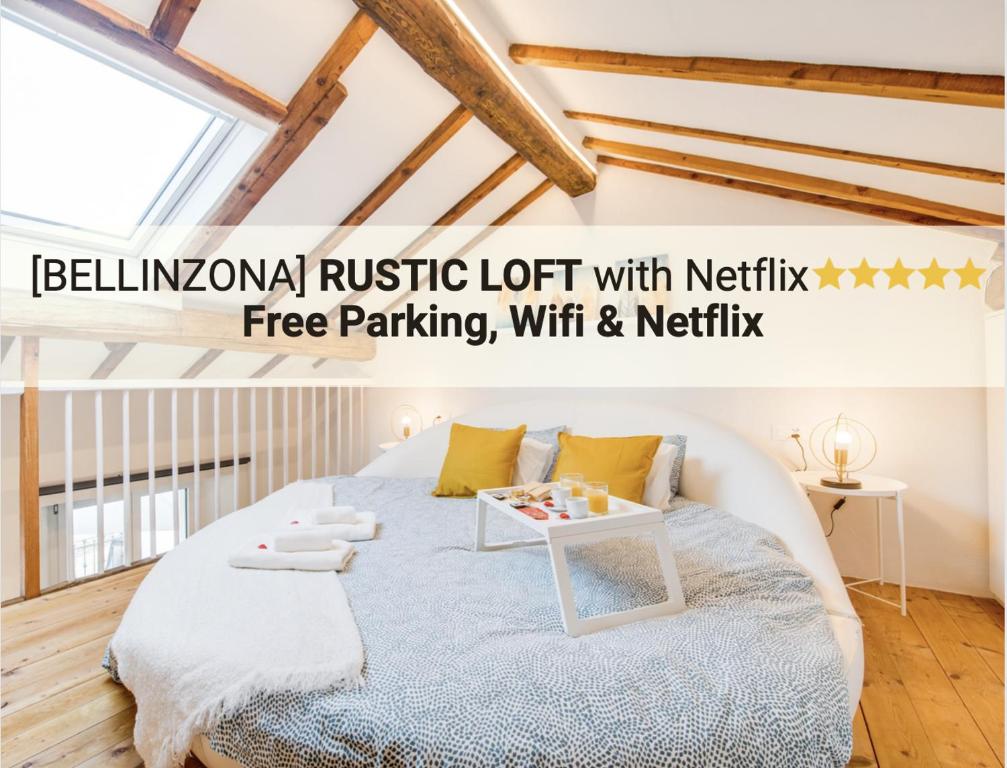 ベリンツォーナにある[Bellinzona] Rustico Loft a 5 Stelle con Netflixのベッドルーム1室(テーブル付)