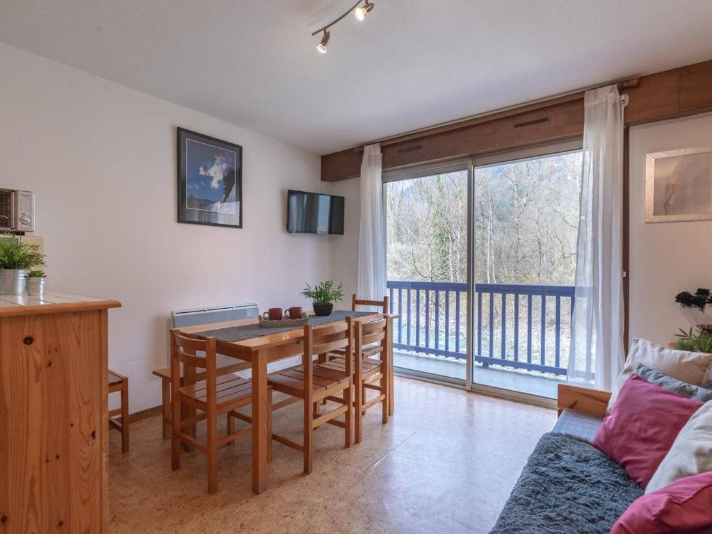 a kitchen and dining room with a table and chairs at Appartement Vielle-Aure, 2 pièces, 4 personnes - FR-1-296-206 in Vielle-Aure