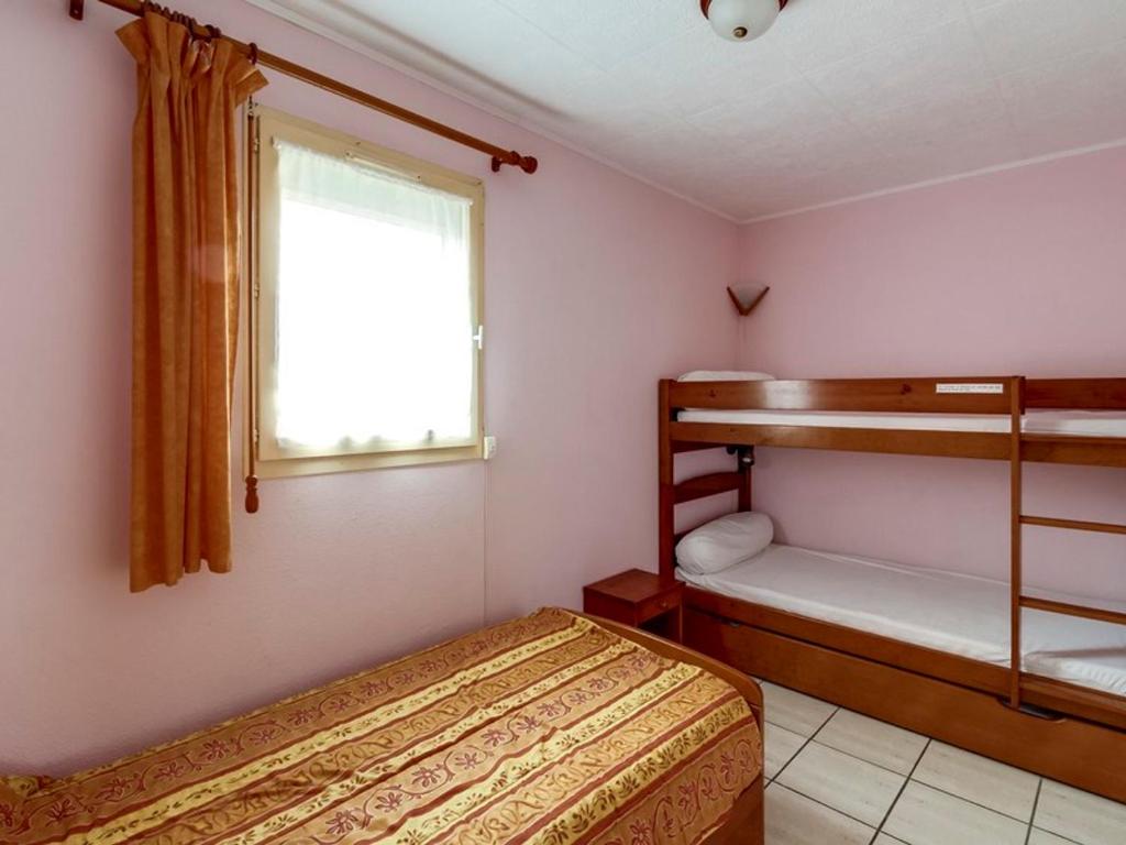 Bunk bed o mga bunk bed sa kuwarto sa Appartement Esqui&egrave;ze-S&egrave;re, 3 pi&egrave;ces, 7 personnes - FR-1-402-1