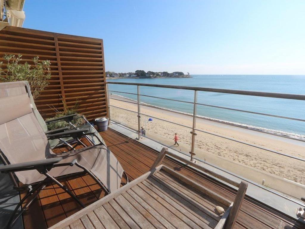 a balcony with a bench and a view of the beach at Bénodet, appart. 3*, plage à pied, parking privé - FR-1-481-52 in Bénodet