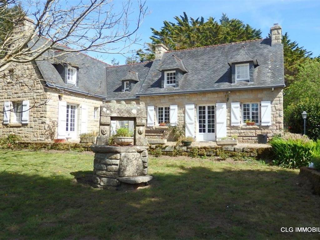 een groot stenen huis met een grote tuin bij Maison Fouesnant, 5 pièces, 8 personnes - FR-1-481-47 in Fouesnant