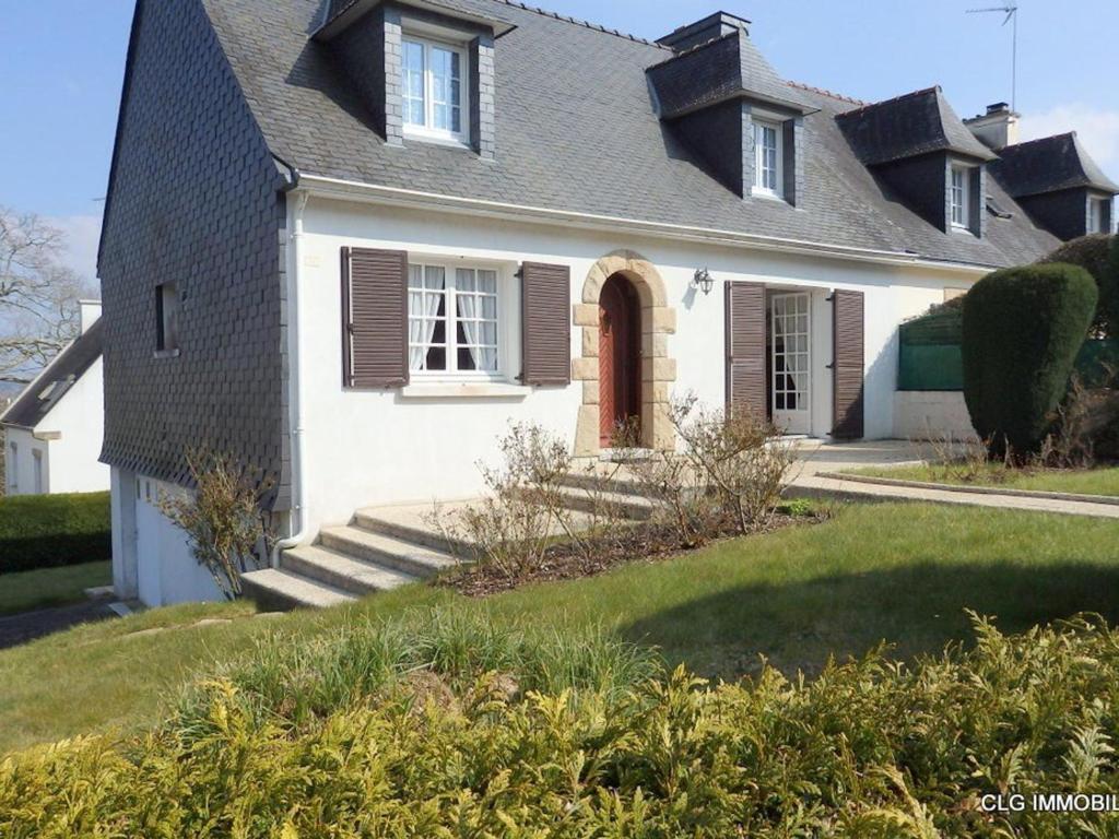 a white house with a brown door and a yard at Maison calme avec jardin clos, proche plage Cap Coz, 5 chambres, garage - Fouesnant - FR-1-481-68 in Fouesnant