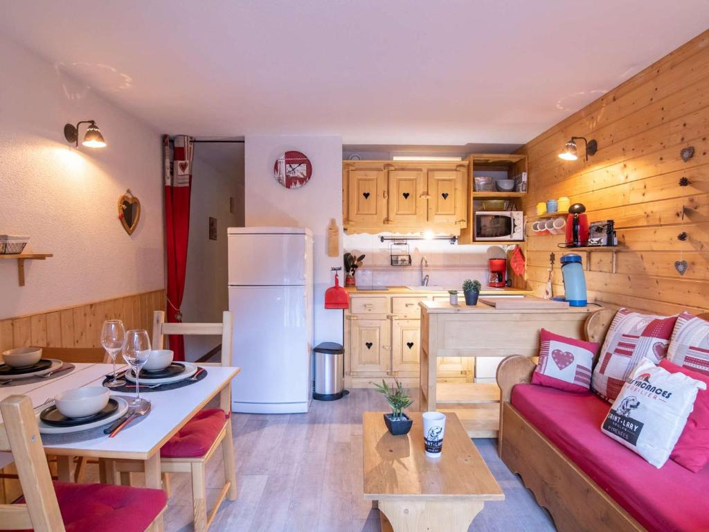un salon avec un canapé et une cuisine dans l'établissement Appartement calme 4 pers avec balcon et parking, près centre Saint-Lary - FR-1-296-331, à Saint-Lary-Soulan