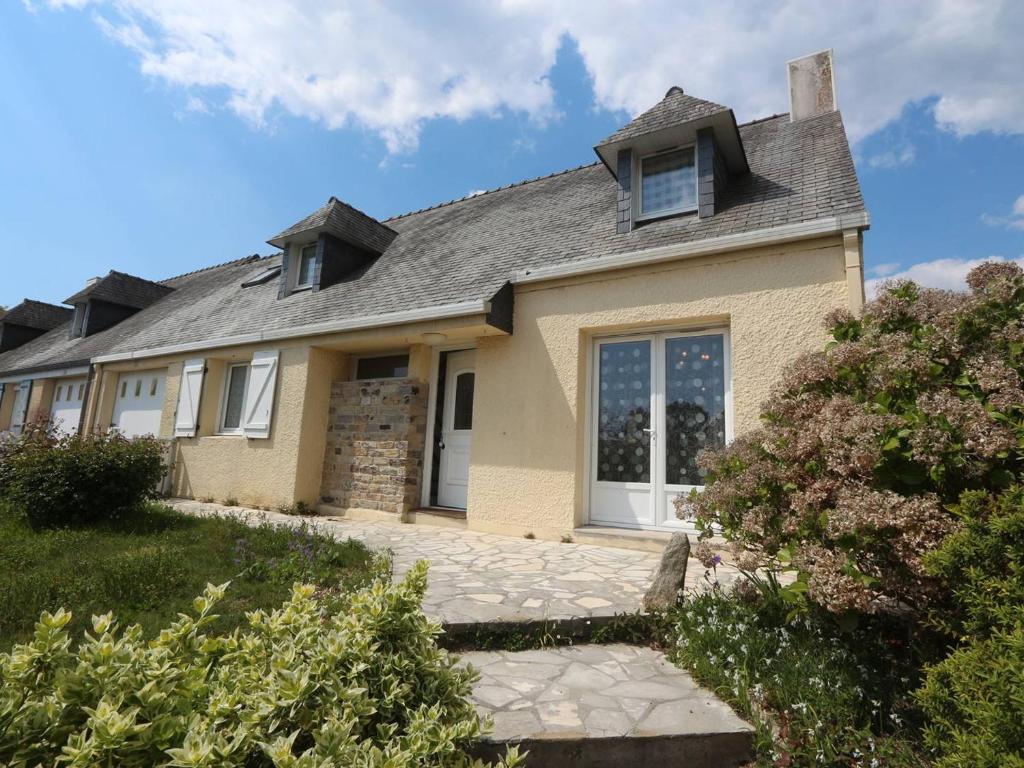 una casa amarilla con techo gris en Maison Fouesnant, 4 pièces, 6 personnes - FR-1-481-82, en Fouesnant