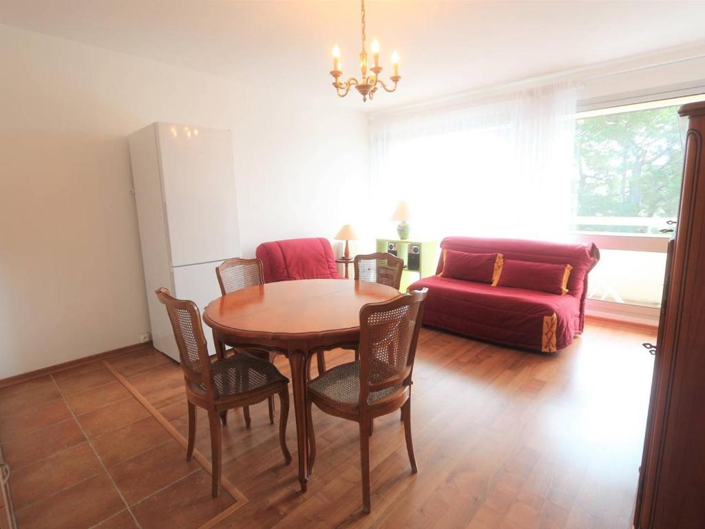 a living room with a table and chairs and a couch at Studio Bénodet, 1 pièce, 2 personnes - FR-1-481-93 in Bénodet