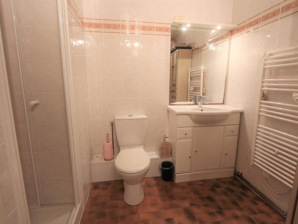 a bathroom with a toilet and a sink and a shower at Studio Bénodet, 1 pièce, 2 personnes - FR-1-481-93 in Bénodet
