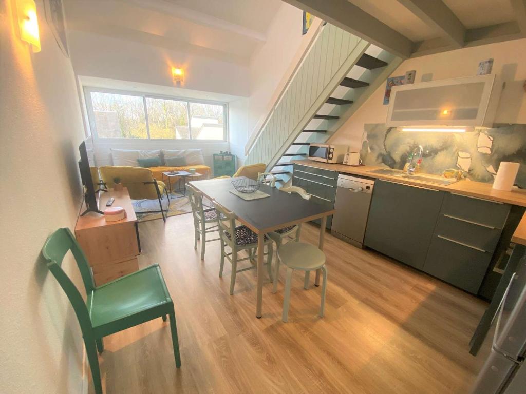 eine Küche und ein Esszimmer mit einem Tisch und Stühlen in der Unterkunft Appartement Combrit, 4 pièces, 5 personnes - FR-1-481-101 in Combrit