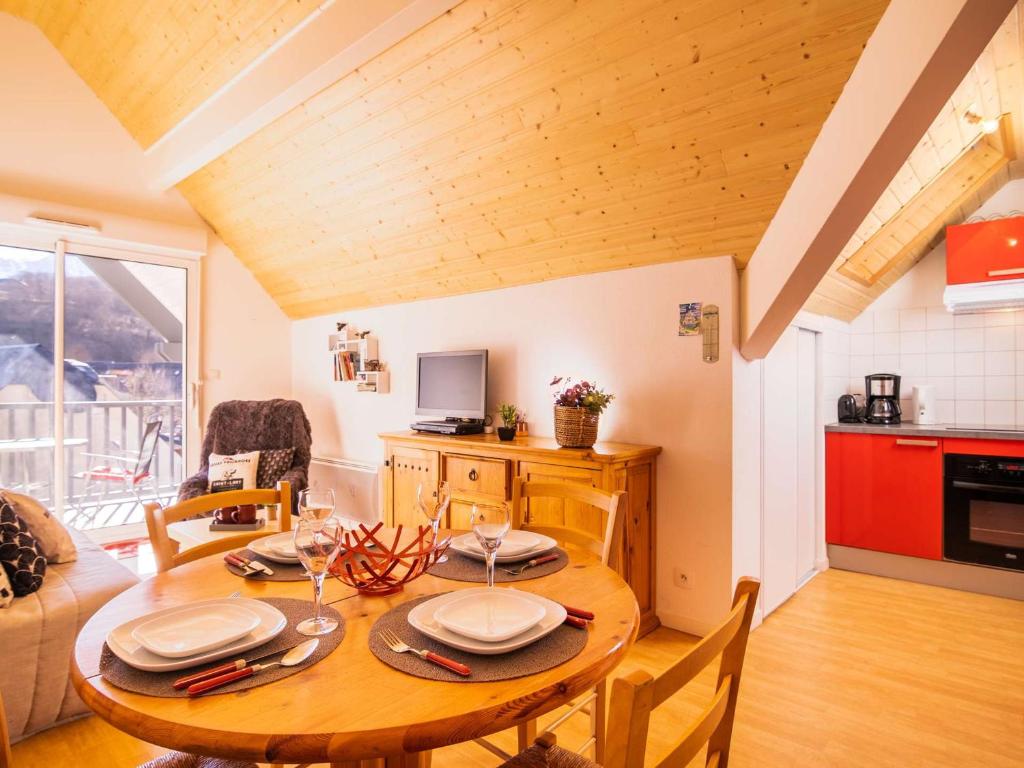 une cuisine et une salle à manger avec une table en bois dans l'établissement Location T3 Vielle-Aure - 6 pers, Balcon, Parking, Proche Télécabine & Thermes - FR-1-296-373, à Vielle-Aure