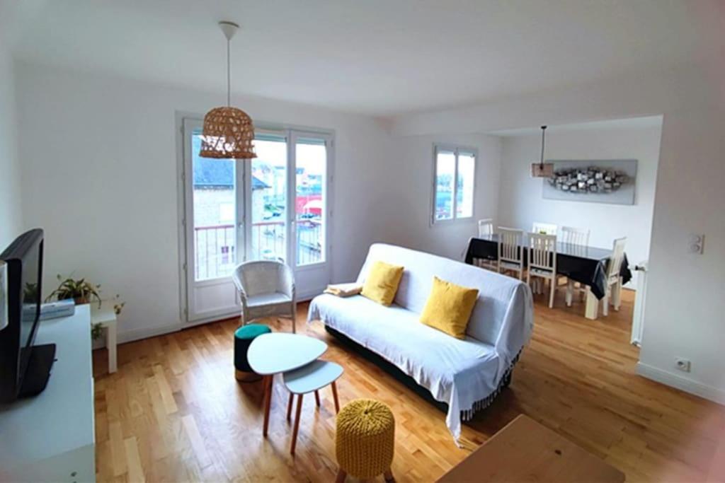 sala de estar con sofá blanco y mesa en Appartement 76m2 lumineux centre ville garage privé 3ieme étage sans ascenseur en Fougères
