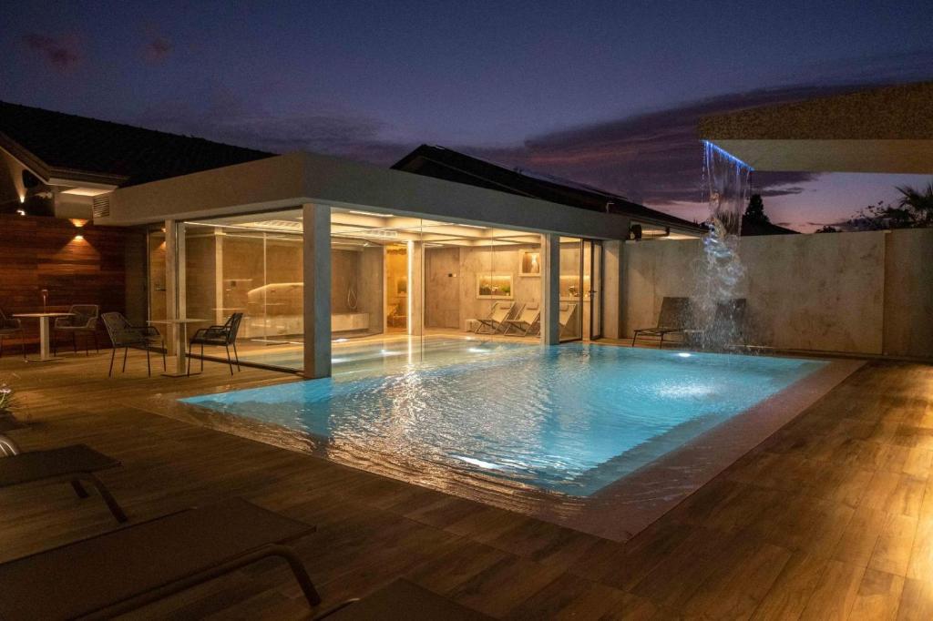 a swimming pool with a fountain in a house at Divina Charme in Mascalucia