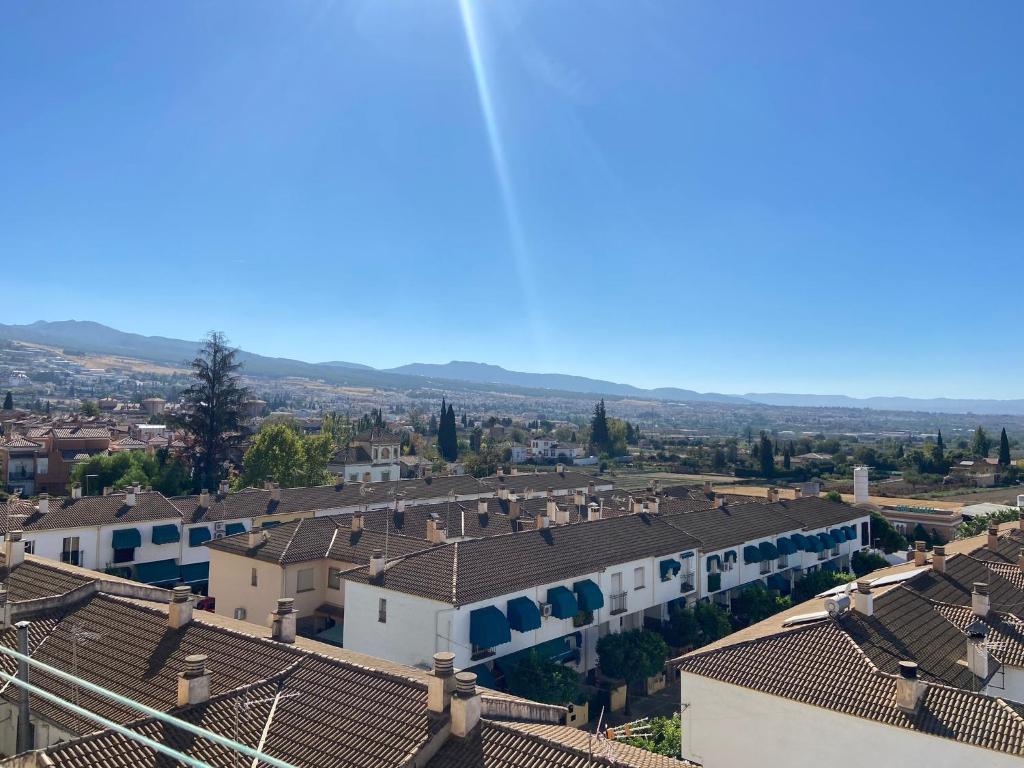 韋托爾韋加的住宿－Piso Turístico Huétor Vega (Granada)，享有城镇空中美景,设有屋顶