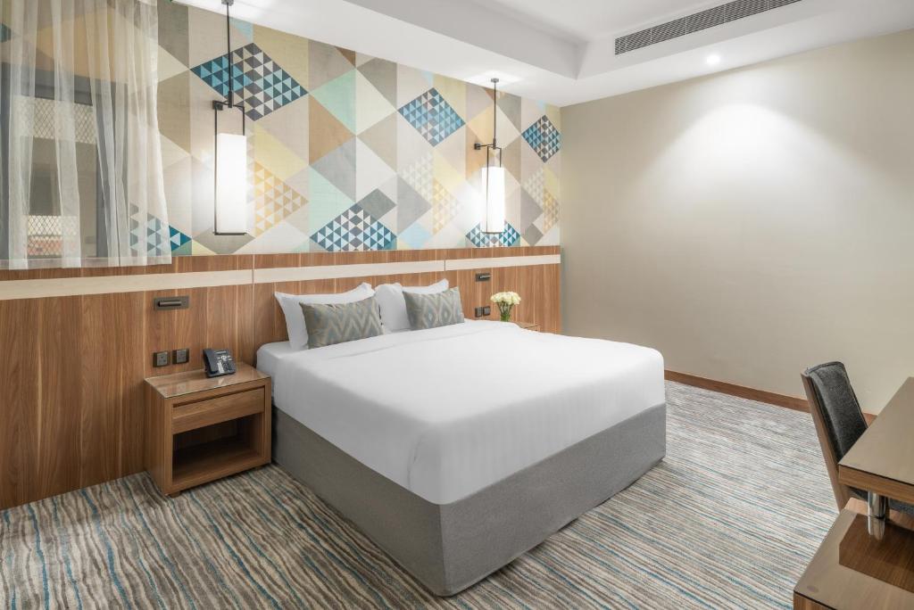 Postel nebo postele na pokoji v ubytování Roots Hotel
