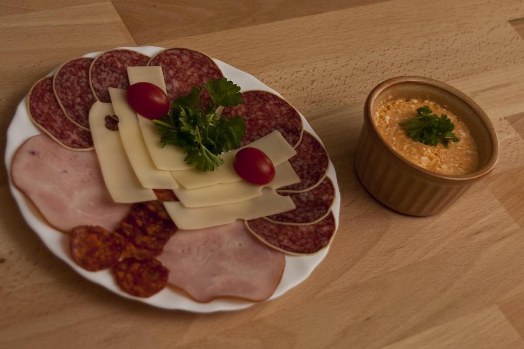 Jedlo v ubytovaní bed & breakfast alebo blízkom okolí