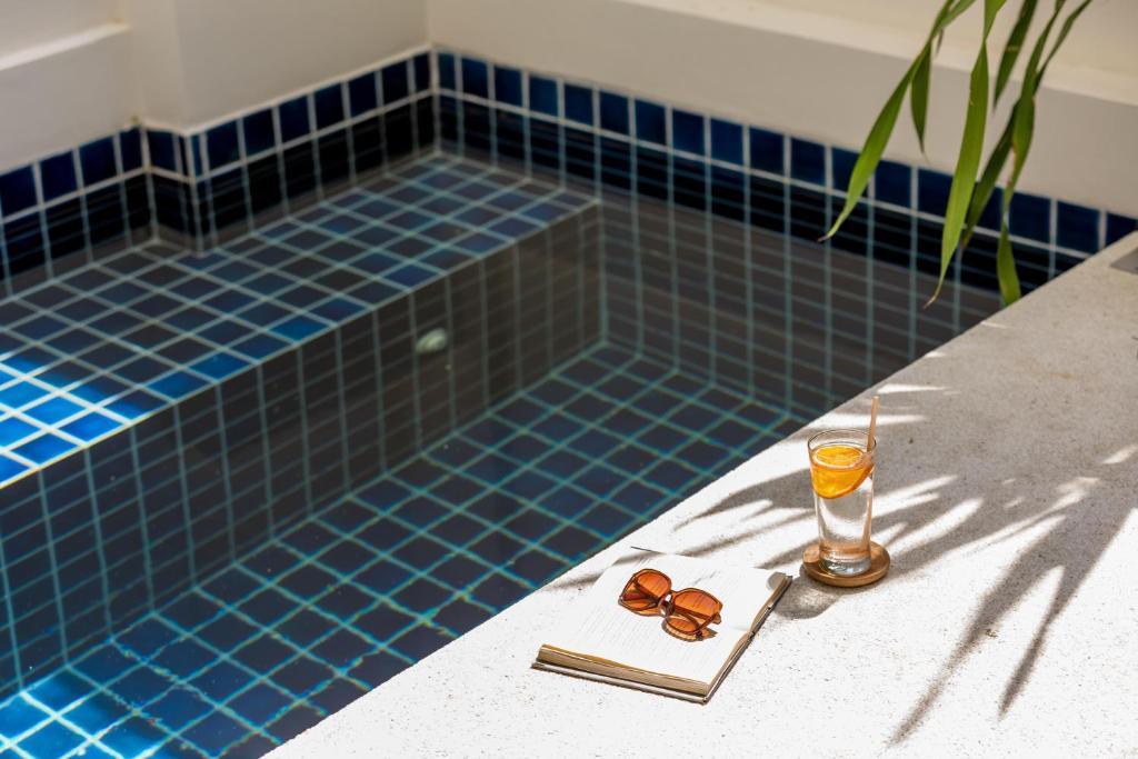 Bazén v ubytování Outrigger Surin Beach Resort - SHA Extra Plus nebo v jeho okolí