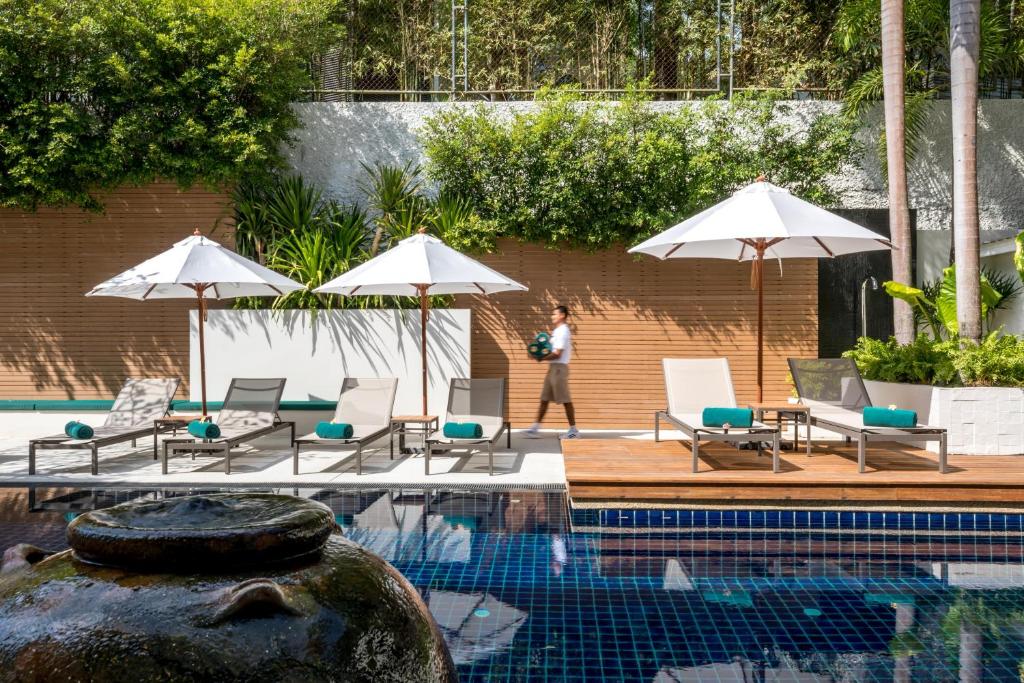 Bazén v ubytování Outrigger Surin Beach Resort - SHA Extra Plus nebo v jeho okolí