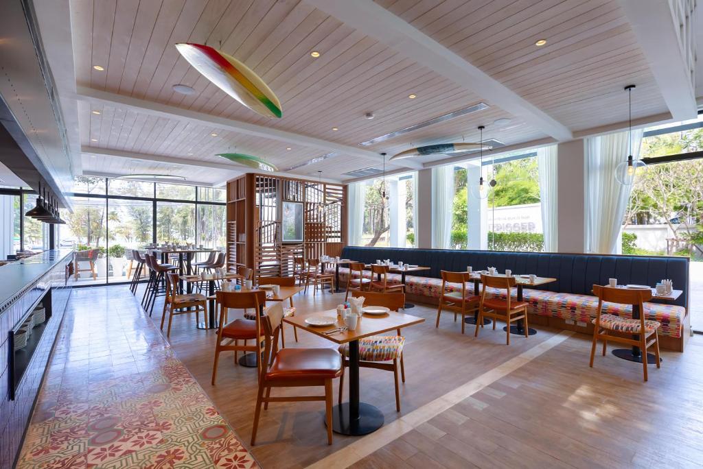 Posezení v ubytování Outrigger Surin Beach Resort - SHA Extra Plus