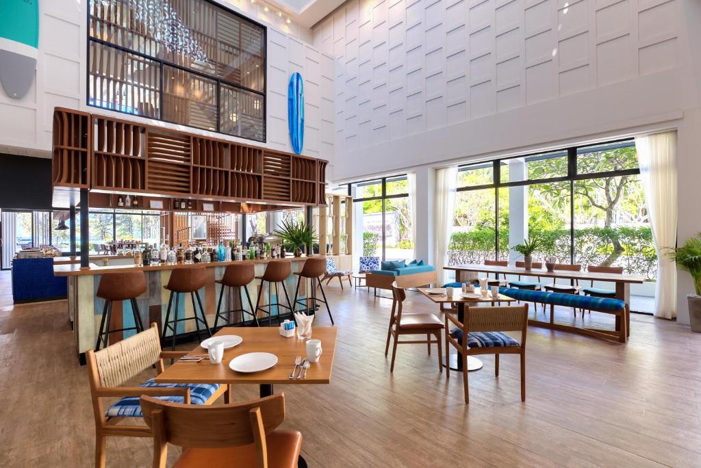 Restaurace v ubytování Outrigger Surin Beach Resort - SHA Extra Plus