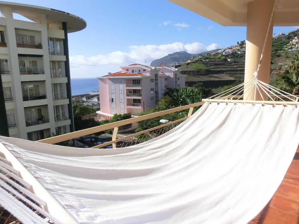 uma rede de descanso numa varanda com vista para o oceano em Formosa Sunset no Funchal